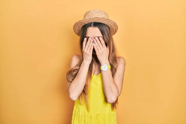 Chica Rubia Joven Con Sombrero Verano Frotando Los Ojos Para —  Fotos de Stock