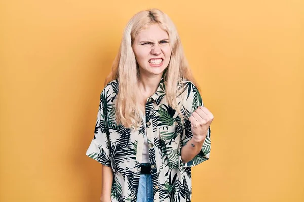 Beautiful Caucasian Woman Blond Hair Wearing Tropical Shirt Angry Mad — Stock Photo, Image