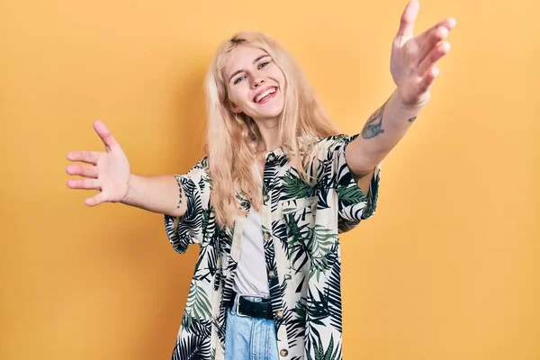 Beautiful Caucasian Woman Blond Hair Wearing Tropical Shirt Looking Camera — Stock Photo, Image