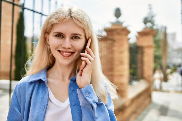 Jonge Blonde Vrouw Buiten Een Zonnige Dag Spreken Aan Telefoon — Stockfoto
