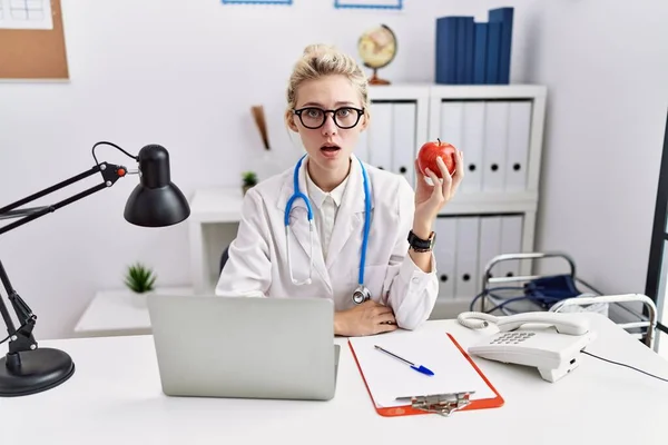 Mujer Doctora Joven Que Trabaja Clínica Dietista Asustada Sorprendida Con — Foto de Stock