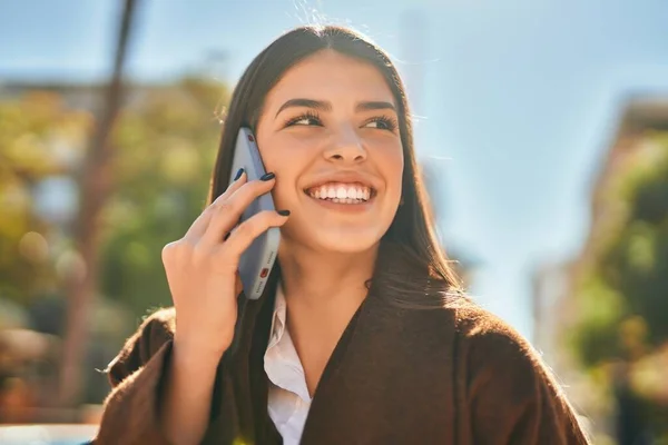 Mladá Hispánka Šťastně Usmívá Mluví Telefonu Městě — Stock fotografie