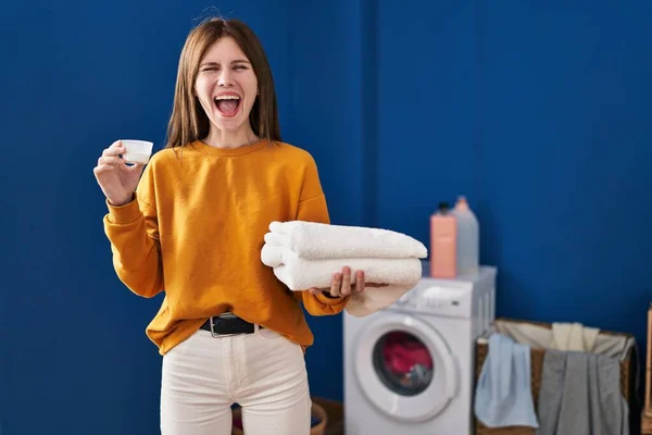 Ung Brunett Kvinna Som Håller Tvättmedel Och Ren Tvätt Firar — Stockfoto