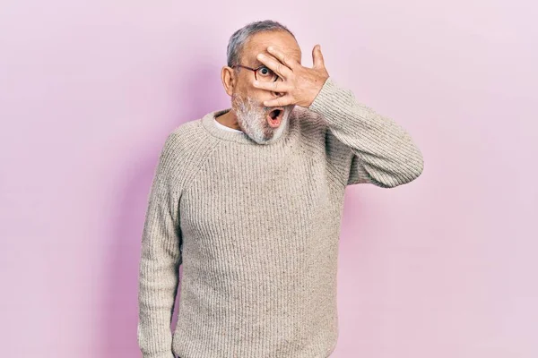Красивый Пожилой Мужчина Бородой Обычном Свитере Очках Заглядывающий Рукой Лицо — стоковое фото
