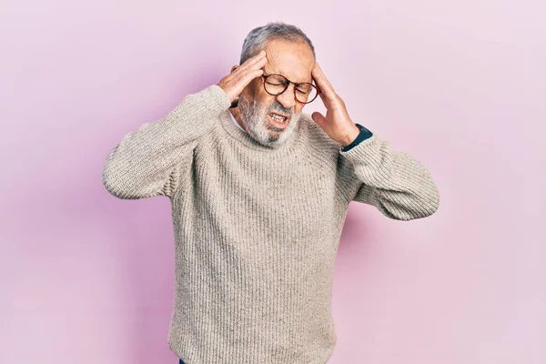 ストレスのため 頭の上に手でカジュアルなセーターや眼鏡を身に着けてひげを持つハンサムな高齢者 片頭痛 — ストック写真