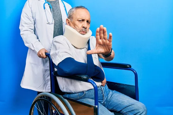 Hombre Mayor Guapo Con Barba Sentado Silla Ruedas Con Cuello — Foto de Stock