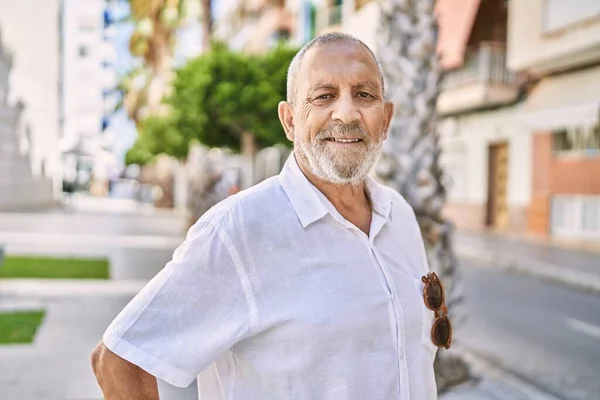 Homem Sênior Sorrindo Confiante Rua — Fotografia de Stock