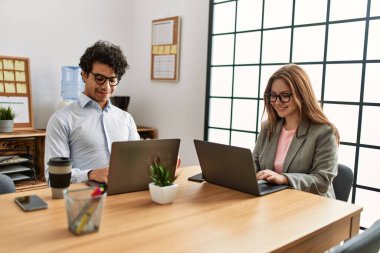 Ofiste çalışırken gülümseyen iki iş adamı..