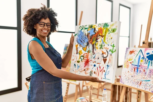 Genç Afrikalı Amerikalı Kadın Gülümsüyor Sanat Stüdyosunda Kendine Güveni Tam — Stok fotoğraf