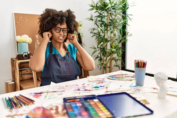 Красивая Африканская Американка Афро Рисунком Волос Художественной Студии Закрывает Уши — стоковое фото