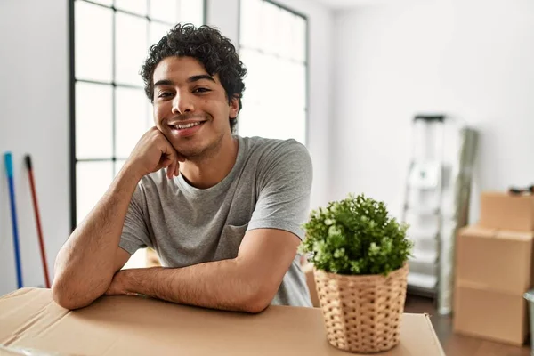 Jovem Hispânico Sorrindo Feliz Movendo Uma Nova Casa — Fotografia de Stock