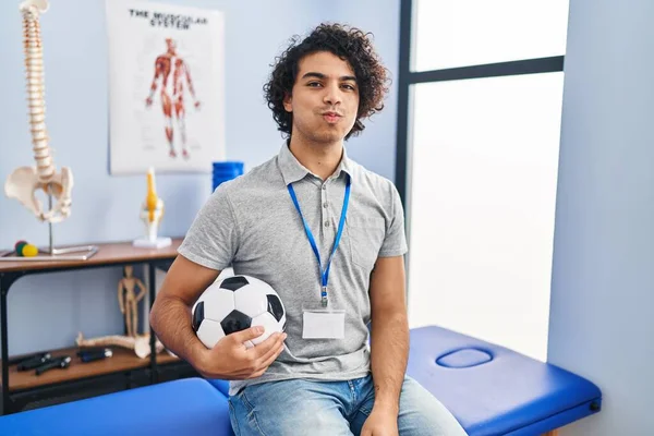 Hombre Hispano Con Pelo Rizado Trabajando Como Fisioterapeuta Fútbol Soplando — Foto de Stock