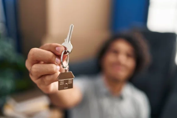 Mladý Hispánec Usmívá Sebevědomě Drží Klíč Nového Domu Novém Domově — Stock fotografie