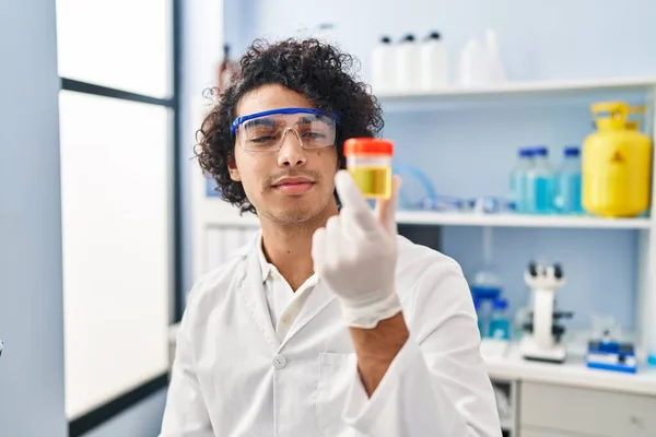 实验室用笔记本电脑分析尿检管的年轻人身着科学家制服 — 图库照片