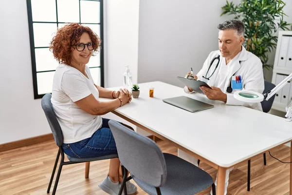 Mężczyzna Kobieta Średnim Wieku Mundurze Lekarza Konsultacji Lekarskiej Klinice — Zdjęcie stockowe