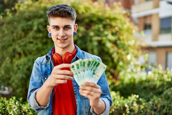 Fiatal Fehér Fickó Mosolyog Orosz Rubel Bankjegyekkel Kezében Városban — Stock Fotó