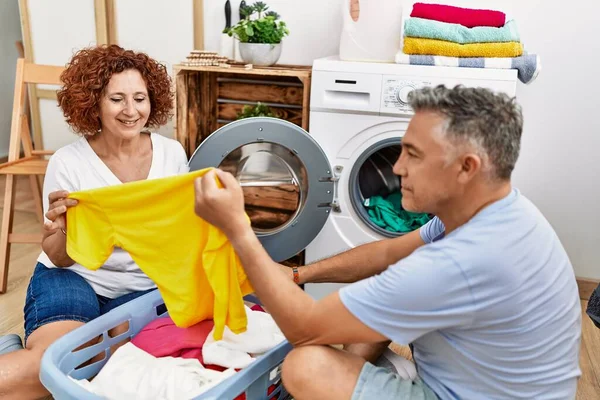 中年男人和女人手握T恤衫在洗衣店洗衣服 — 图库照片