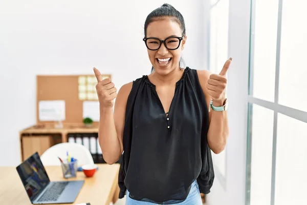 Joven Mujer Negocios Hispana Trabajando Oficina Signo Éxito Haciendo Gesto —  Fotos de Stock