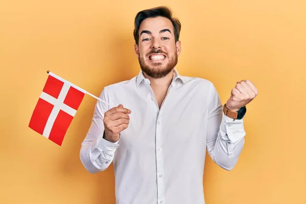 Snygg Kaukasisk Man Med Skägg Håller Denmark Flagga Skriker Stolt — Stockfoto