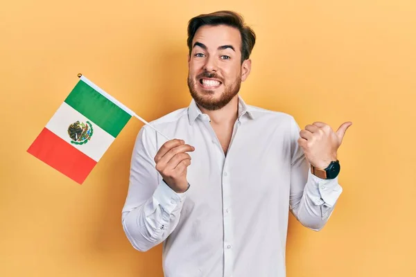 Handsome Caucasian Man Beard Holding Mexican Hat Pointing Thumb Side — Stock Photo, Image