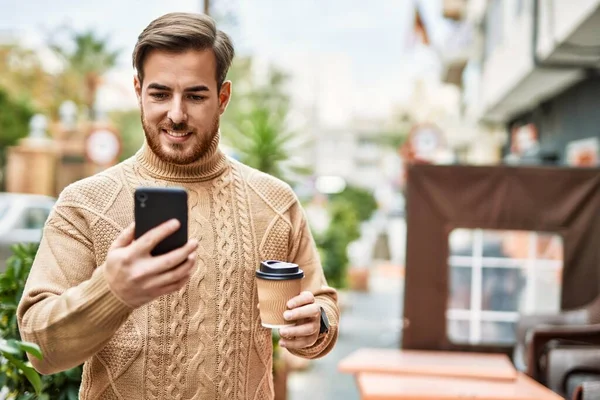 Jovem Caucasiano Usando Smartphone Bebendo Café Cidade — Fotografia de Stock