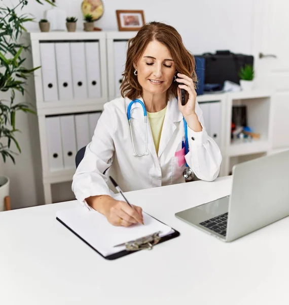 Femme Hispanique Moyen Âge Portant Uniforme Médecin Parlant Sur Smartphone — Photo