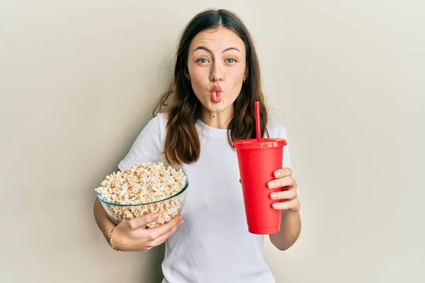 Ung Brunett Kvinna Äter Popcorn Och Dricka Läsk Gör Fisk — Stockfoto