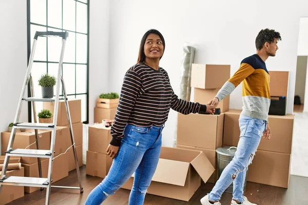 Junges Lateinisches Paar Lächelt Glücklich Und Hält Händchen Neuen Zuhause — Stockfoto