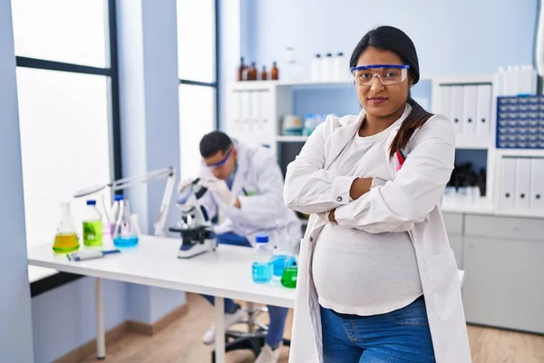 Молодая Латиноамериканка Ожидает Ребенка Работающего Научной Лаборатории Скептически Нервно Неодобряющее — стоковое фото
