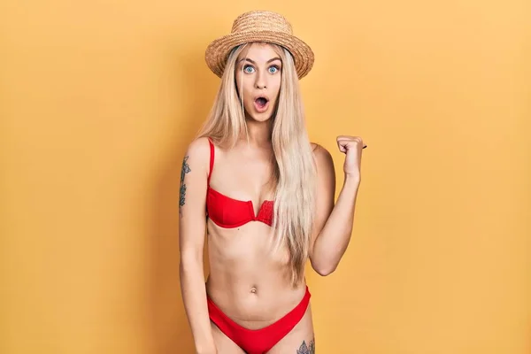 Jovem Caucasiana Vestindo Biquíni Chapéu Verão Surpreso Apontando Com Dedo — Fotografia de Stock