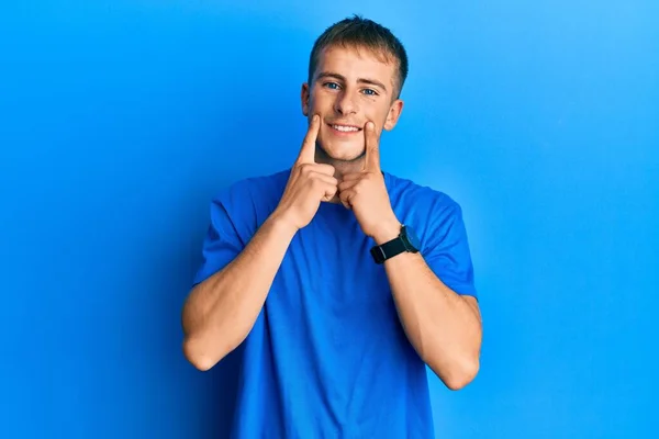 Mladý Běloch Neformální Modré Tričko Usmívá Otevřenými Ústy Prsty Ukazuje — Stock fotografie