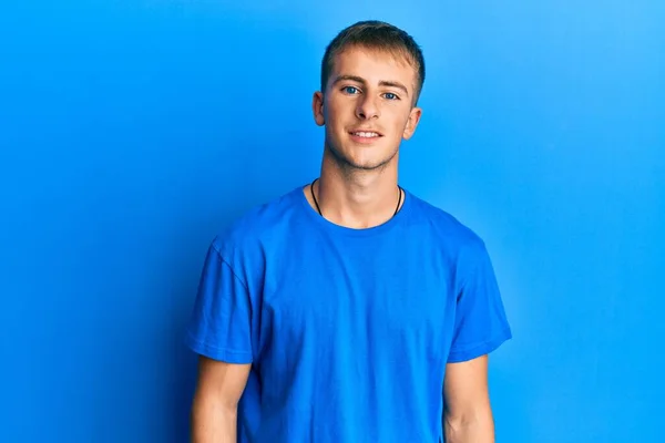 Giovane Uomo Caucasico Indossa Casual Shirt Blu Con Sorriso Felice — Foto Stock