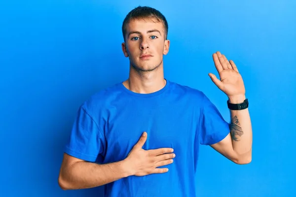 Junger Kaukasischer Mann Lässigem Blauem Shirt Der Mit Der Hand — Stockfoto