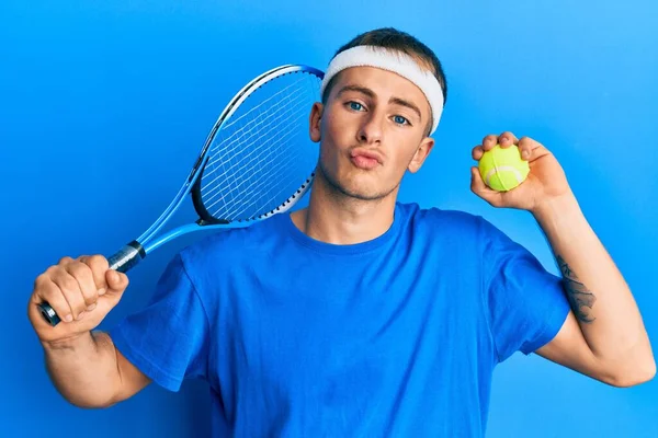 Joven Hombre Caucásico Jugando Tenis Sosteniendo Raqueta Pelota Mirando Cámara —  Fotos de Stock