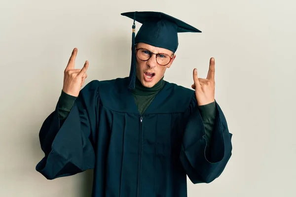 Junger Kaukasischer Mann Mit Diplommütze Und Zeremoniengewand Der Mit Verrücktem — Stockfoto