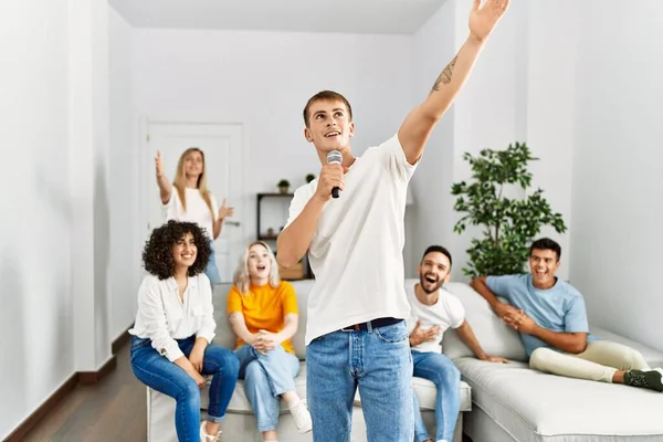 Grupo Jóvenes Amigos Haciendo Fiesta Cantando Canción Usando Micrófono Casa —  Fotos de Stock