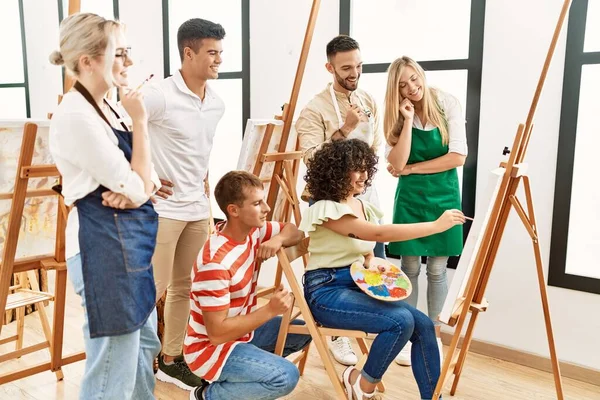 Grupo Pessoas Sorrindo Feliz Olhando Desenhar Parceiro Estúdio Arte — Fotografia de Stock