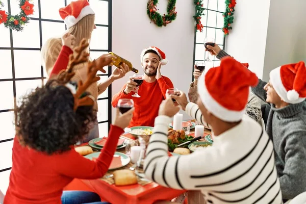 Groep Jonge Vrienden Met Kerst Diner Gieten Wijn Thuis — Stockfoto