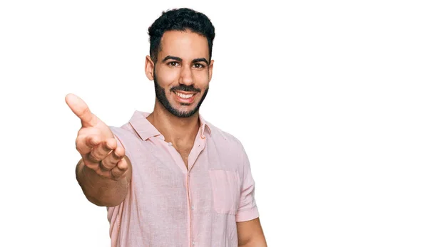 Homem Hispânico Com Barba Vestindo Camisa Casual Sorrindo Amigável Oferecendo — Fotografia de Stock