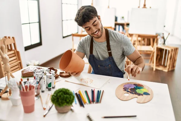 Jonge Spaanse Kunstenaar Man Glimlachen Gelukkig Schilderen Aardewerk Kunst Studio — Stockfoto