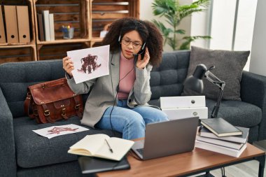 Genç Afrikalı Amerikalı kadın psikolog telekonksiyon yaptırıyor. Psikoloji merkezinde hata testi yapıyor.