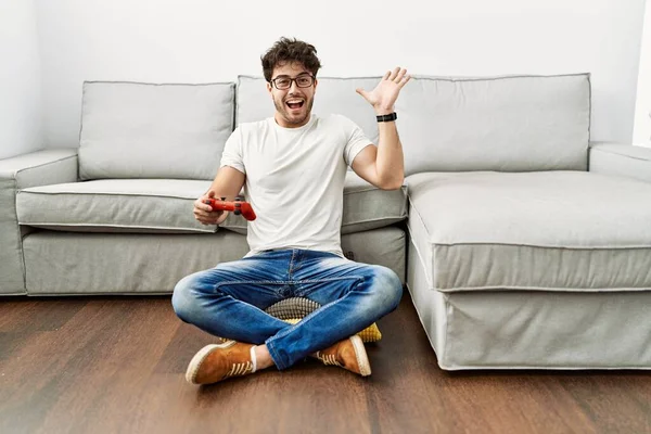 Homem Hispânico Jogando Videogame Segurando Controlador Pelo Sofá Celebrando Vitória — Fotografia de Stock