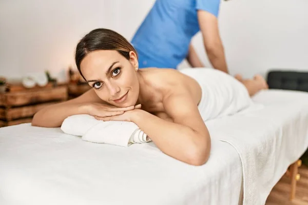 Mujer Joven Sonriendo Feliz Recitando Piernas Masaje Centro Belleza —  Fotos de Stock