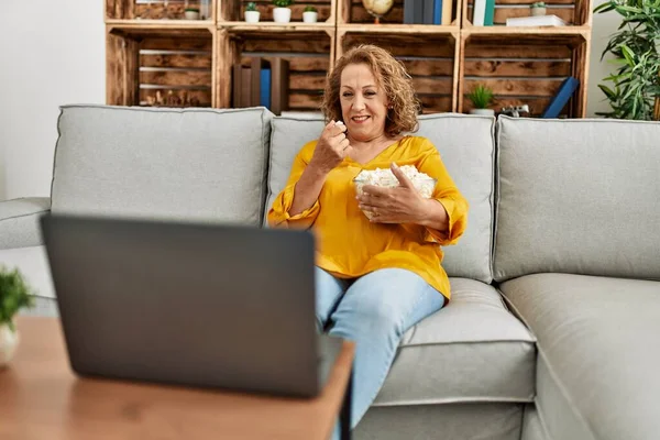 Medioevo Donna Caucasica Guardando Film Seduto Sul Divano Casa — Foto Stock