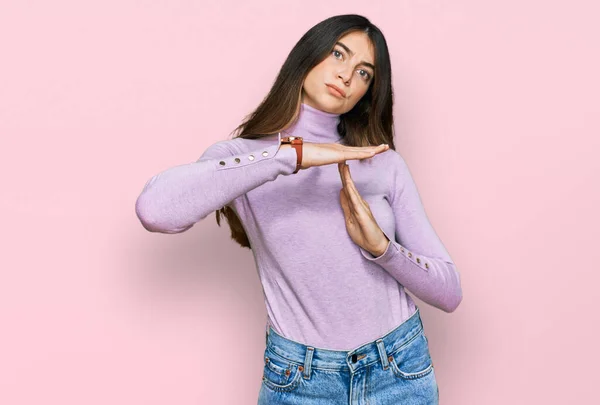 터틀넥 스웨터를 아름다운 소녀는 좌절하고 표정으로 손으로 몸짓을 시간을 보내고 — 스톡 사진