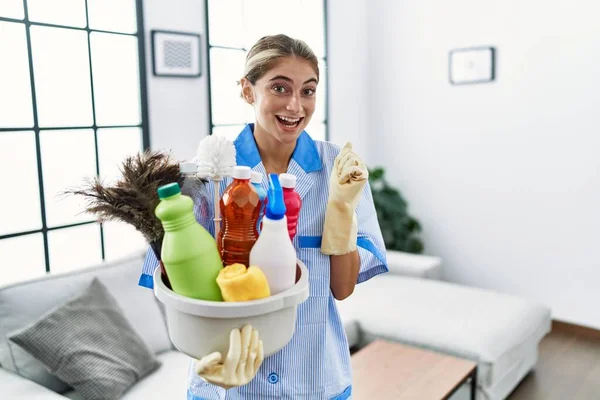 Mujer Rubia Joven Con Uniforme Más Limpio Sosteniendo Productos Limpieza —  Fotos de Stock