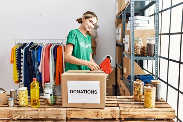 Hayır Kurumunda Gönüllü Üniforması Giyen Beyaz Bir Kadın Bağış Kutusunu — Stok fotoğraf
