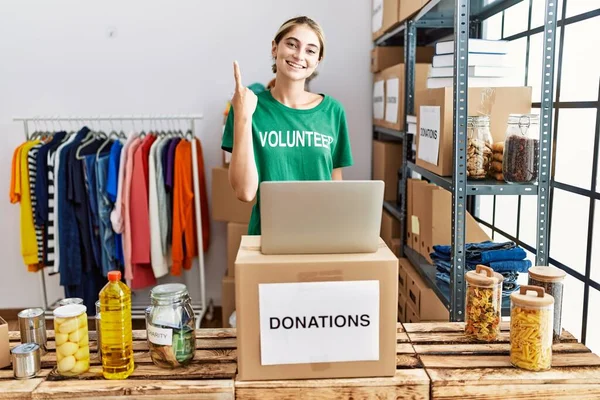 Bağışlarda Gönüllü Tişört Giyen Genç Sarışın Kadın Başarılı Bir Fikri — Stok fotoğraf