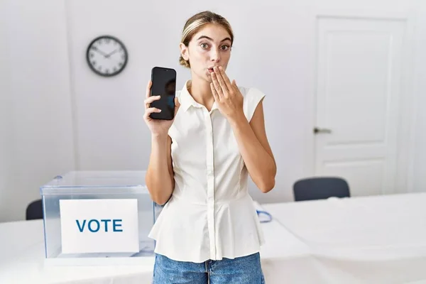 Junge Blonde Frau Bei Der Politischen Wahl Mit Smartphone Das — Stockfoto