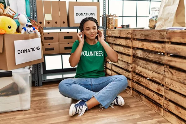 Young African American Woman Wearing Volunteer Shirt Donations Stand Covering — Stock Photo, Image